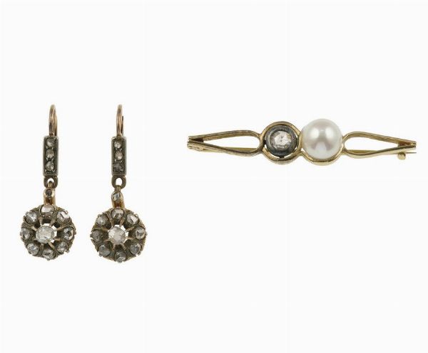 Lotto composto da un paio di orecchini ed un spilla con perle coltivate e rosette di diamante  - Asta Gioielli - Associazione Nazionale - Case d'Asta italiane