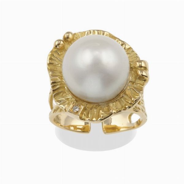 Anello con perla coltivata Australia e piccolo diamante  - Asta Gioielli - Associazione Nazionale - Case d'Asta italiane