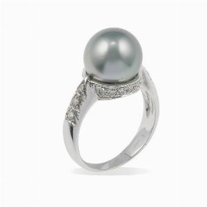 Anello con perla coltivata grigia e piccoli diamanti  - Asta Gioielli - Associazione Nazionale - Case d'Asta italiane