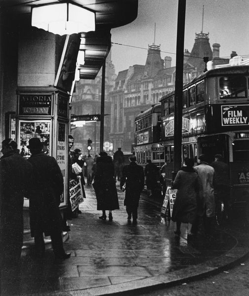 Wolfgang Suschitzky : London, Charing Cross Road  - Asta Fotografia - Associazione Nazionale - Case d'Asta italiane