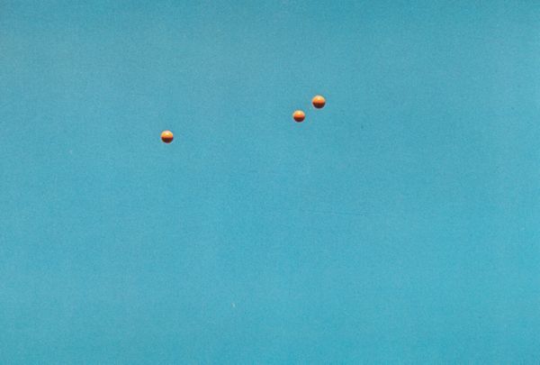 John Baldessari : Throwing Three Balls in the Air to Get a Straight Line  - Asta Fotografia - Associazione Nazionale - Case d'Asta italiane