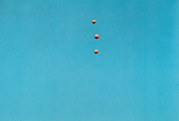 John Baldessari : Throwing Three Balls in the Air to Get a Straight Line  - Asta Fotografia - Associazione Nazionale - Case d'Asta italiane