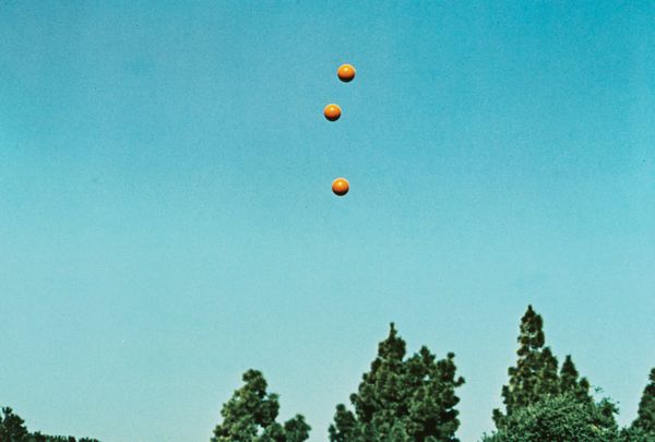 John Baldessari : Throwing Three Balls in the Air to Get a Straight Line  - Asta Fotografia - Associazione Nazionale - Case d'Asta italiane