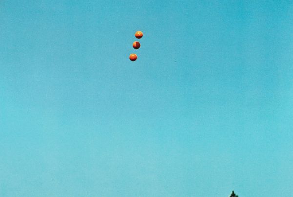 John Baldessari : Throwing Three Balls in the Air to Get a Straight Line  - Asta Fotografia - Associazione Nazionale - Case d'Asta italiane