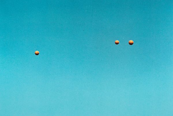 John Baldessari : Throwing Three Balls in the Air to Get a Straight Line  - Asta Fotografia - Associazione Nazionale - Case d'Asta italiane