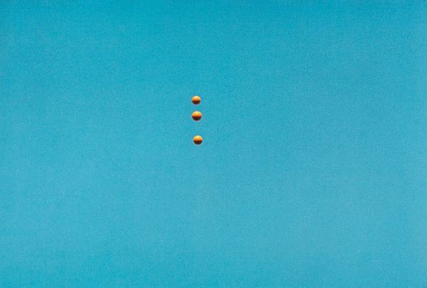 John Baldessari : Throwing Three Balls in the Air to Get a Straight Line  - Asta Fotografia - Associazione Nazionale - Case d'Asta italiane