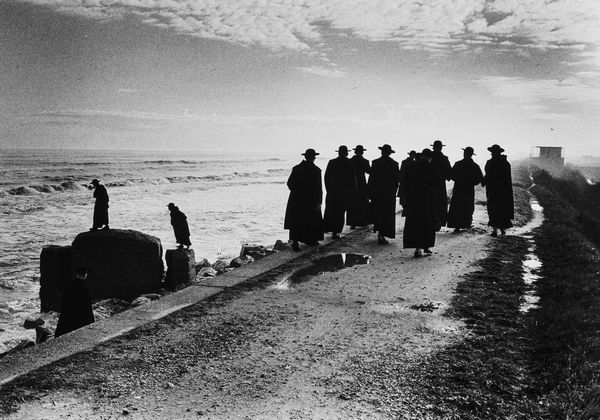 FULVIO ROITER : Seminaristi in gita ai Murazzi al Lido  - Asta Fotografia - Associazione Nazionale - Case d'Asta italiane