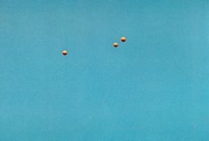 John Baldessari : Throwing Three Balls in the Air to Get a Straight Line  - Asta Fotografia - Associazione Nazionale - Case d'Asta italiane