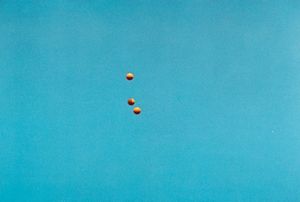 John Baldessari : Throwing Three Balls in the Air to Get a Straight Line  - Asta Fotografia - Associazione Nazionale - Case d'Asta italiane