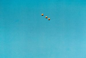 John Baldessari : Throwing Three Balls in the Air to Get a Straight Line  - Asta Fotografia - Associazione Nazionale - Case d'Asta italiane