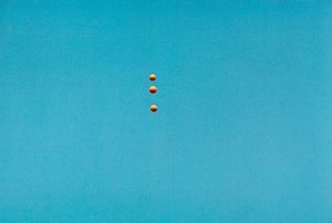 John Baldessari : Throwing Three Balls in the Air to Get a Straight Line  - Asta Fotografia - Associazione Nazionale - Case d'Asta italiane