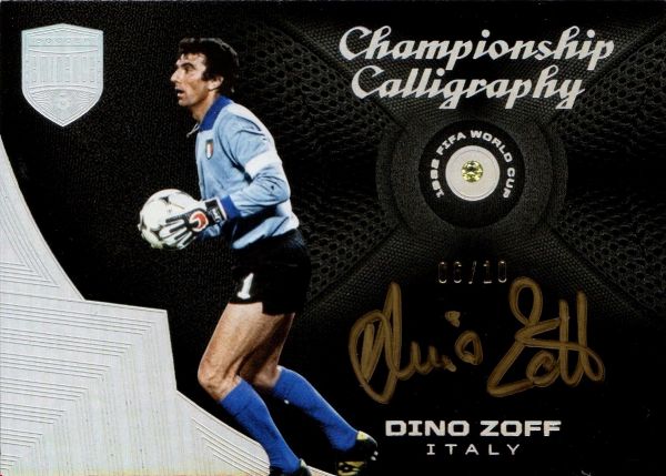 Dino  Zoff : Panini Eminence Soccer Championship Calligraphy On Card Auto 6/10 con diamante  - Asta Pop Culture / Memorabilia e Card - Associazione Nazionale - Case d'Asta italiane
