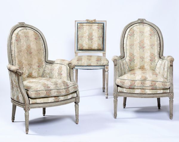 Coppia di poltrone e una sedia in legno intagliato e laccato. Francia XVIII secolo  - Asta Antiquariato e dipinti - Associazione Nazionale - Case d'Asta italiane