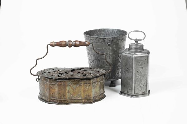 Lotto di scaldino in rame sbalzato e legno tornito, vaso e contenitore in peltro e piccolo mortaio in bronzo. XVIII-XIX secolo  - Asta Antiquariato e dipinti - Associazione Nazionale - Case d'Asta italiane