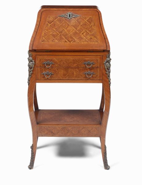 Piccolo scrittoio da centro lastronato e filettato. XIX secolo  - Asta Antiquariato e dipinti - Associazione Nazionale - Case d'Asta italiane
