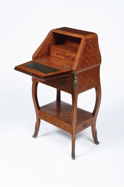 Piccolo scrittoio da centro lastronato e filettato. XIX secolo  - Asta Antiquariato e dipinti - Associazione Nazionale - Case d'Asta italiane