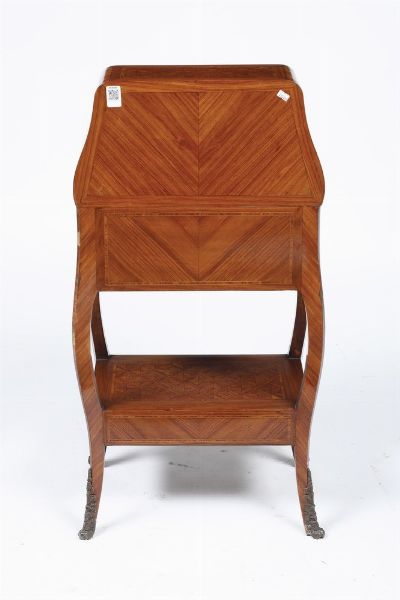 Piccolo scrittoio da centro lastronato e filettato. XIX secolo  - Asta Antiquariato e dipinti - Associazione Nazionale - Case d'Asta italiane