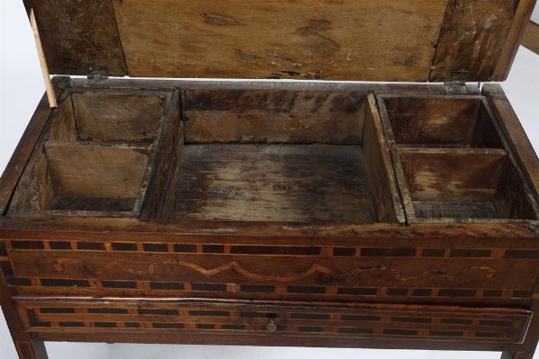 Tavolo da muro in legno filettato e intarsiato. XIX secolo  - Asta Antiquariato e dipinti - Associazione Nazionale - Case d'Asta italiane