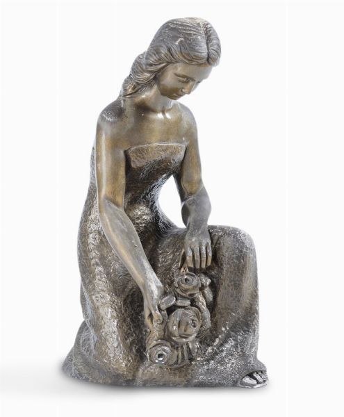 Scultura in metallo dorato raffigurante figura femminile accovacciata. XX secolo  - Asta Antiquariato e dipinti - Associazione Nazionale - Case d'Asta italiane