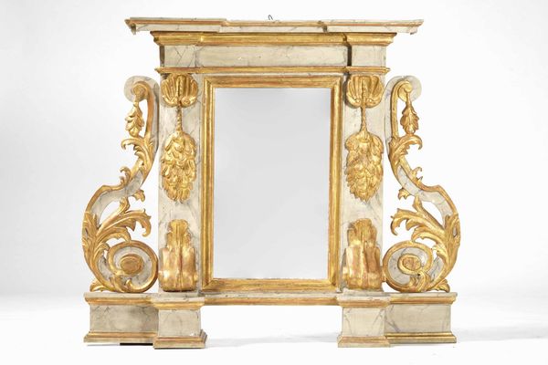 Cornice architettonica in legno intagliato, laccato a finto marmo e dorato. Italia centrale XVIII secolo  - Asta Antiquariato e dipinti - Associazione Nazionale - Case d'Asta italiane