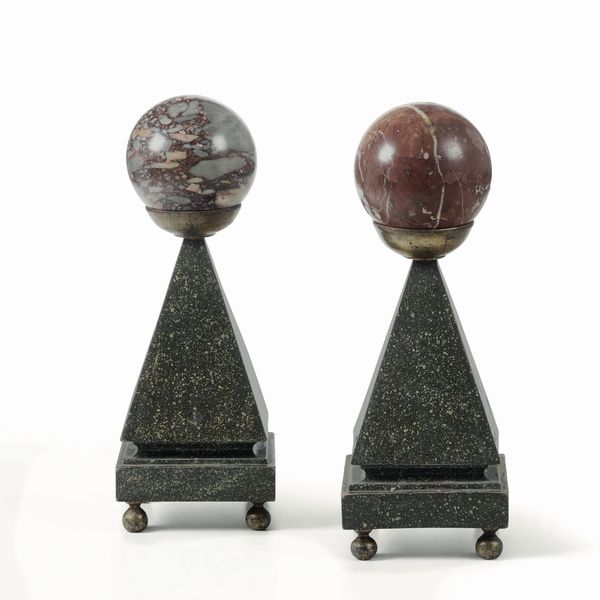 Coppia di sfere in marmo colorato montate su basi piramidali in legno dipinto a finto marmo  - Asta Antiquariato e dipinti - Associazione Nazionale - Case d'Asta italiane