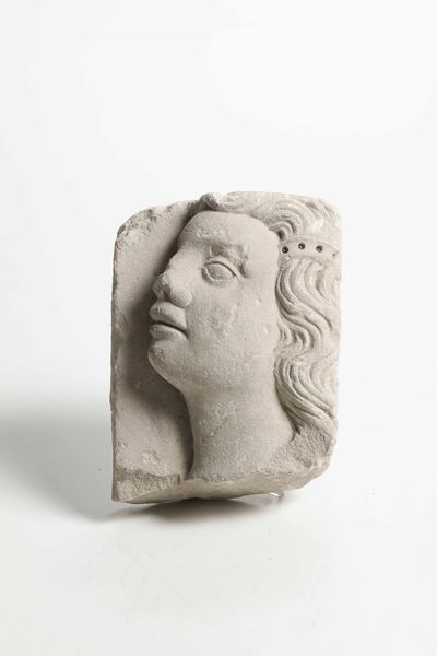 Profilo (frammento) femminile in pietra  - Asta Antiquariato e dipinti - Associazione Nazionale - Case d'Asta italiane