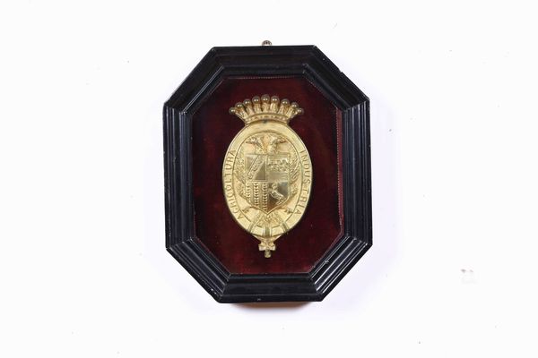 Stemma in metallo dorato  - Asta Antiquariato e dipinti - Associazione Nazionale - Case d'Asta italiane