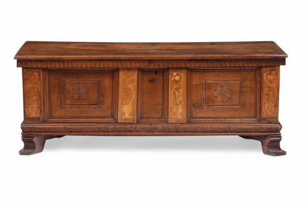 Cassapanca in legno intagliato e legno intarsiato. XIX secolo  - Asta Antiquariato e dipinti - Associazione Nazionale - Case d'Asta italiane