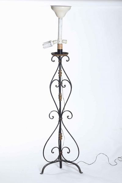 Candeliere in ferro battuto decorato a volute  - Asta Antiquariato e dipinti - Associazione Nazionale - Case d'Asta italiane