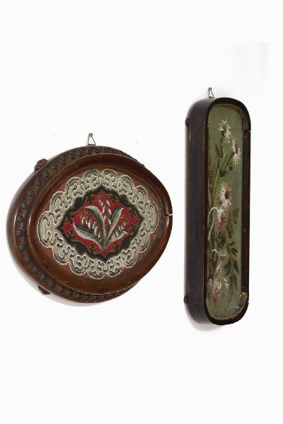 Due teche in legno contenenti piccolo punto con perline  - Asta Antiquariato e dipinti - Associazione Nazionale - Case d'Asta italiane