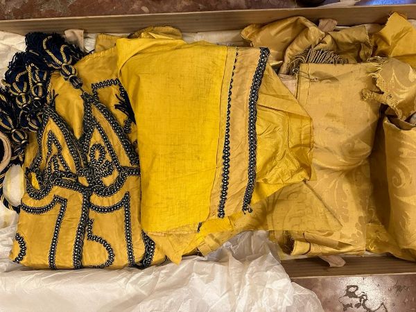 Lotto di vari pezzi di damasco di seta giallo e due mantovane in seta gialla.  - Asta Antiquariato e dipinti - Associazione Nazionale - Case d'Asta italiane