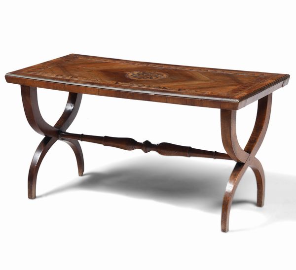 Tavolino in legno lastronato ed intarsiato. XIX secolo  - Asta Antiquariato e dipinti - Associazione Nazionale - Case d'Asta italiane