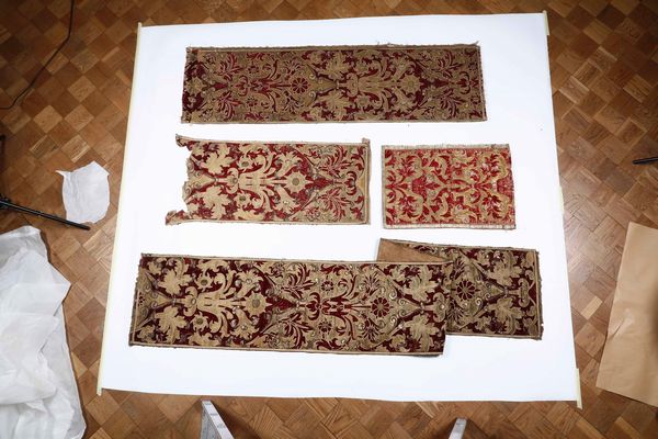 Lotto di tredici pannelli di velluto. XVIII secolo  - Asta Antiquariato e dipinti - Associazione Nazionale - Case d'Asta italiane