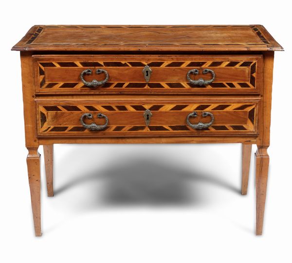 Comoncino a due cassetti lastronato ed intarsiato. Fine XVIII secolo  - Asta Antiquariato e dipinti - Associazione Nazionale - Case d'Asta italiane