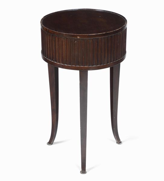 Piccolo tavolino da centro circolare. XIX secolo  - Asta Antiquariato e dipinti - Associazione Nazionale - Case d'Asta italiane