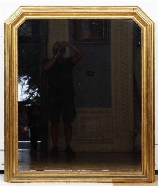 Specchiera in legno dorato in stile  - Asta Antiquariato e dipinti - Associazione Nazionale - Case d'Asta italiane