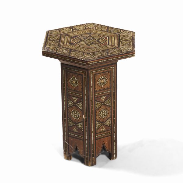 Tavolino esagonale in stile orientale intarsiato. XX secolo  - Asta Antiquariato e dipinti - Associazione Nazionale - Case d'Asta italiane