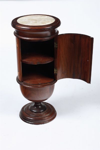 Comodino a cilindro in legno intarsiato. XIX-XX secolo  - Asta Antiquariato e dipinti - Associazione Nazionale - Case d'Asta italiane