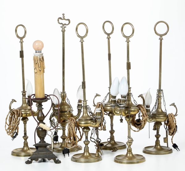 Lotto di sei lucerne fiorentine e un candeliere  - Asta Antiquariato e dipinti - Associazione Nazionale - Case d'Asta italiane