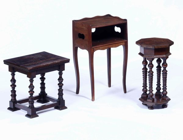 Lotto di comodino, sgabello e trespolo. Diverse epoche e manifatture  - Asta Antiquariato e dipinti - Associazione Nazionale - Case d'Asta italiane