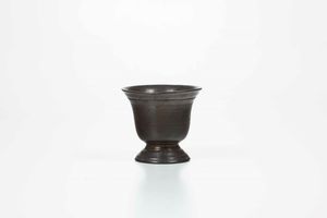 Lotto di scaldino in rame sbalzato e legno tornito, vaso e contenitore in peltro e piccolo mortaio in bronzo. XVIII-XIX secolo  - Asta Antiquariato e dipinti - Associazione Nazionale - Case d'Asta italiane