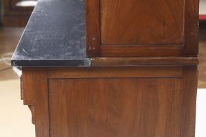 Piccolo cassettone con alzata a due ante. XVIII-XIX secolo  - Asta Antiquariato e dipinti - Associazione Nazionale - Case d'Asta italiane