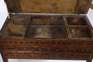 Tavolo da muro in legno filettato e intarsiato. XIX secolo  - Asta Antiquariato e dipinti - Associazione Nazionale - Case d'Asta italiane