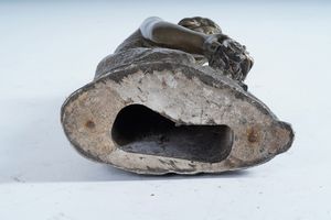 Scultura in metallo dorato raffigurante figura femminile accovacciata. XX secolo  - Asta Antiquariato e dipinti - Associazione Nazionale - Case d'Asta italiane