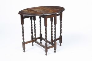 Tavolino con alette e gambe tornite. XIX-XX secolo  - Asta Antiquariato e dipinti - Associazione Nazionale - Case d'Asta italiane