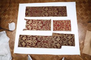 Lotto di tredici pannelli di velluto. XVIII secolo  - Asta Antiquariato e dipinti - Associazione Nazionale - Case d'Asta italiane