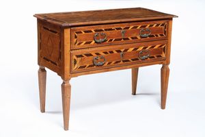 Comoncino a due cassetti lastronato ed intarsiato. Fine XVIII secolo  - Asta Antiquariato e dipinti - Associazione Nazionale - Case d'Asta italiane