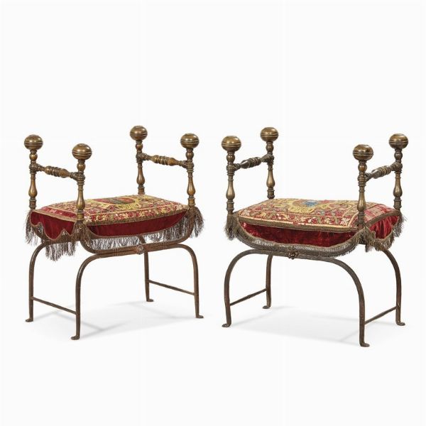 COPPIA DI IMPORTANTI FALDISTORI STEMMATI, ROMA, SECOLO XVII  - Asta MOBILI E OGGETTI D'ARTE DA COLLEZIONI PRIVATE - Associazione Nazionale - Case d'Asta italiane