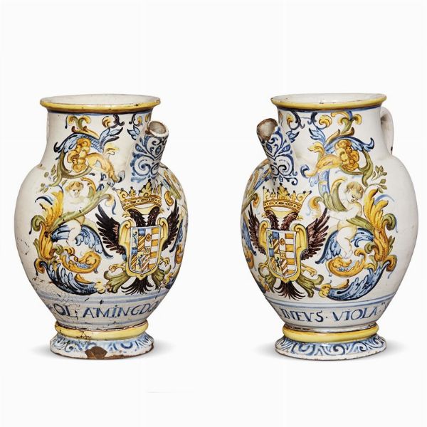 COPPIA DI BROCCHE, CASTELLI D’ABRUZZO, BOTTEGA BERARDINO GENTILI IL VECCHIO, 1650-1670  - Asta IMPORTANTI MAIOLICHE DAL RINASCIMENTO AL SETTECENTO - Associazione Nazionale - Case d'Asta italiane