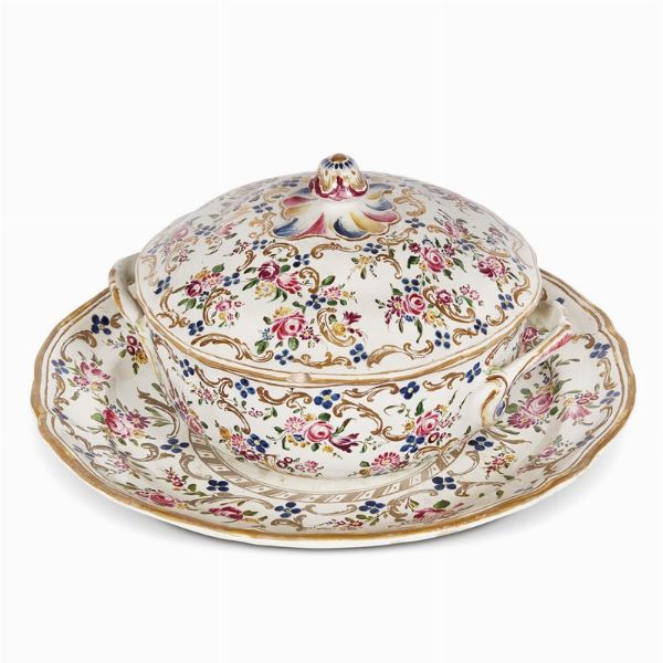 ZUPPIERINA O TAZZA DA BRODO CON PIATTINO, MANIFATTURA DI ANTONIO FERRETTI, LODI, 1760-1780  - Asta IMPORTANTI MAIOLICHE DAL RINASCIMENTO AL SETTECENTO - Associazione Nazionale - Case d'Asta italiane